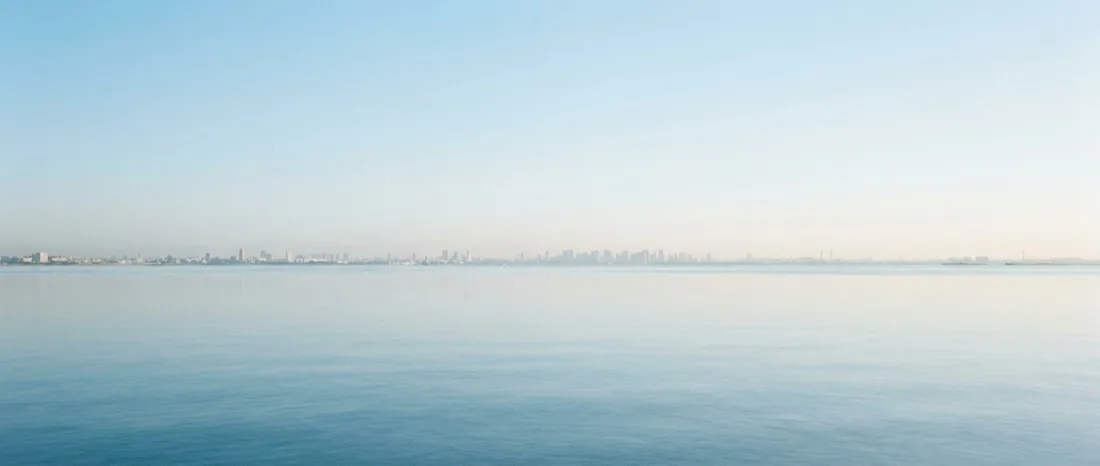 おだやかな東京湾の海と空