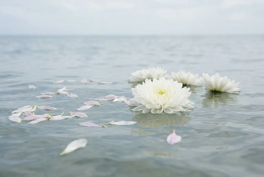 波しずかな東京湾の海面に手向けられた白い花